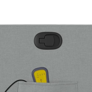 Detailansicht Massagesessel hellgrau: Verstellhebel und Fernbedienung in Seitentasche.