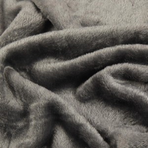 Nahaufnahme der anthrazitfarbenen Bestlivings Kuscheldecke Celina (150x200 cm).