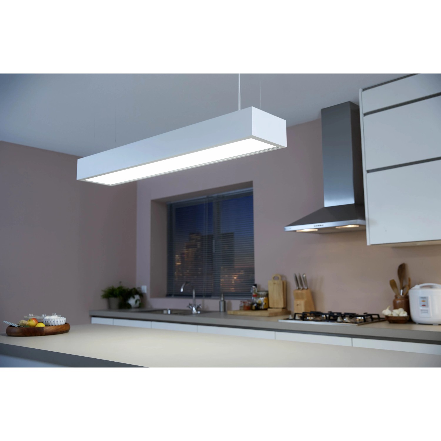 Philips LED-Röhre 20W in Röhrenform, neutralweißes Licht in moderner Küche.