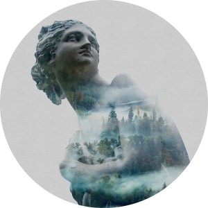 Runde, selbstklebende Vlies Fototapete Gaia (Ø 125 cm) mit Statue und Waldmotiv.