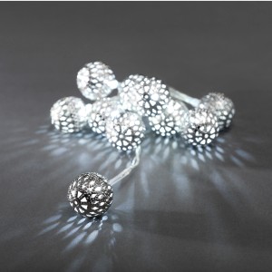 Konstsmide LED-Lichterkette mit 10 Metallbällen, kaltweiß, für den Innenbereich.