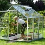 Vitavia Gewächshaus Venus 3800: Frau pflegt Pflanzen im Alu blank Gewächshaus.
