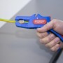 WEICON Abisolierzange No. 5 Pro in Aktion: Kabel wird abisoliert. Zange mit blau-rotem Griff.