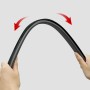 Flexible, schwarze Euroshowers Duschvorhangstange, gebogen in den Händen.