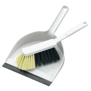 Kehrgarnitur aus Kunststoff in Granit-Optik mit Gummilippe und Handfeger.