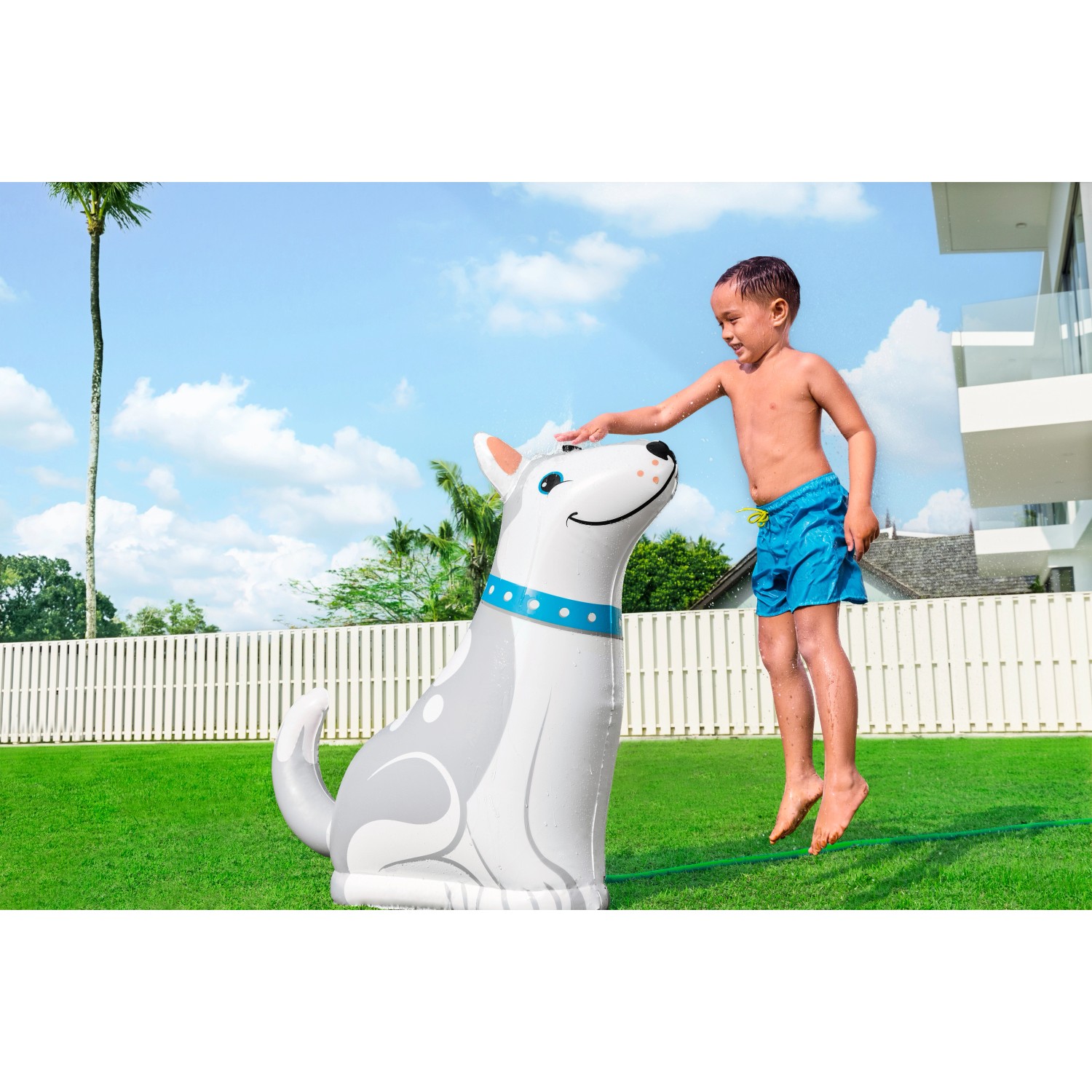 Bestway Wassersprinkler Happy Husky mit Kind im Garten, 112x44x100 cm.