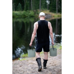 Mann trägt zwei grüne Orthex Eimer (10 l) am See. Haushaltshelfer für Garten & Reinigung.
