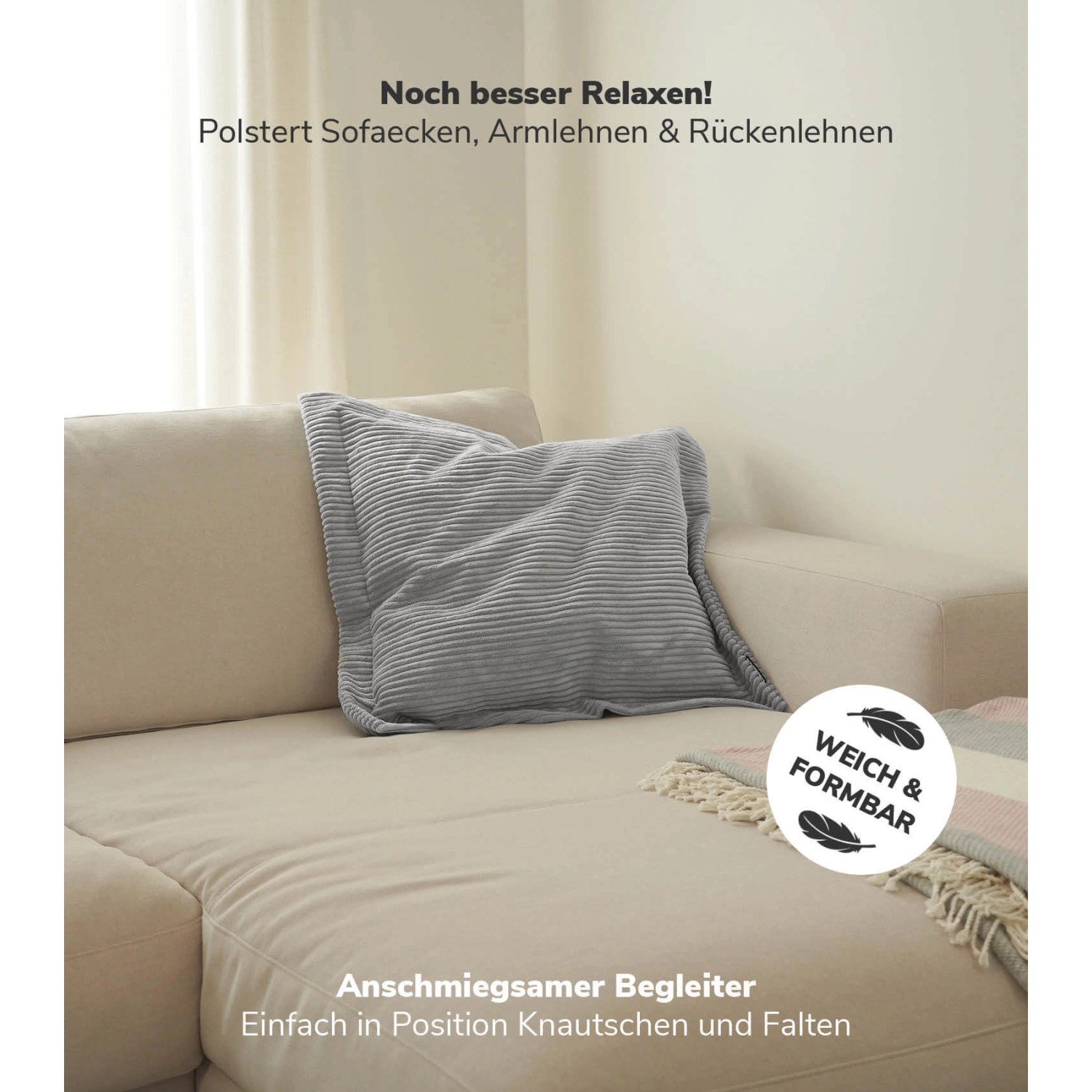 Graues mokebo Sofakissen "Das Wölkchen" aus Cord auf beiger Couch. Dekokissen für mehr Komfort.