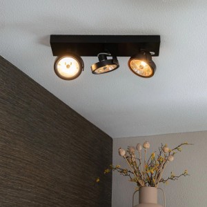 Schwarzer QAZQA Industrie Spot mit 3 verstellbaren Lampen für die Decke.