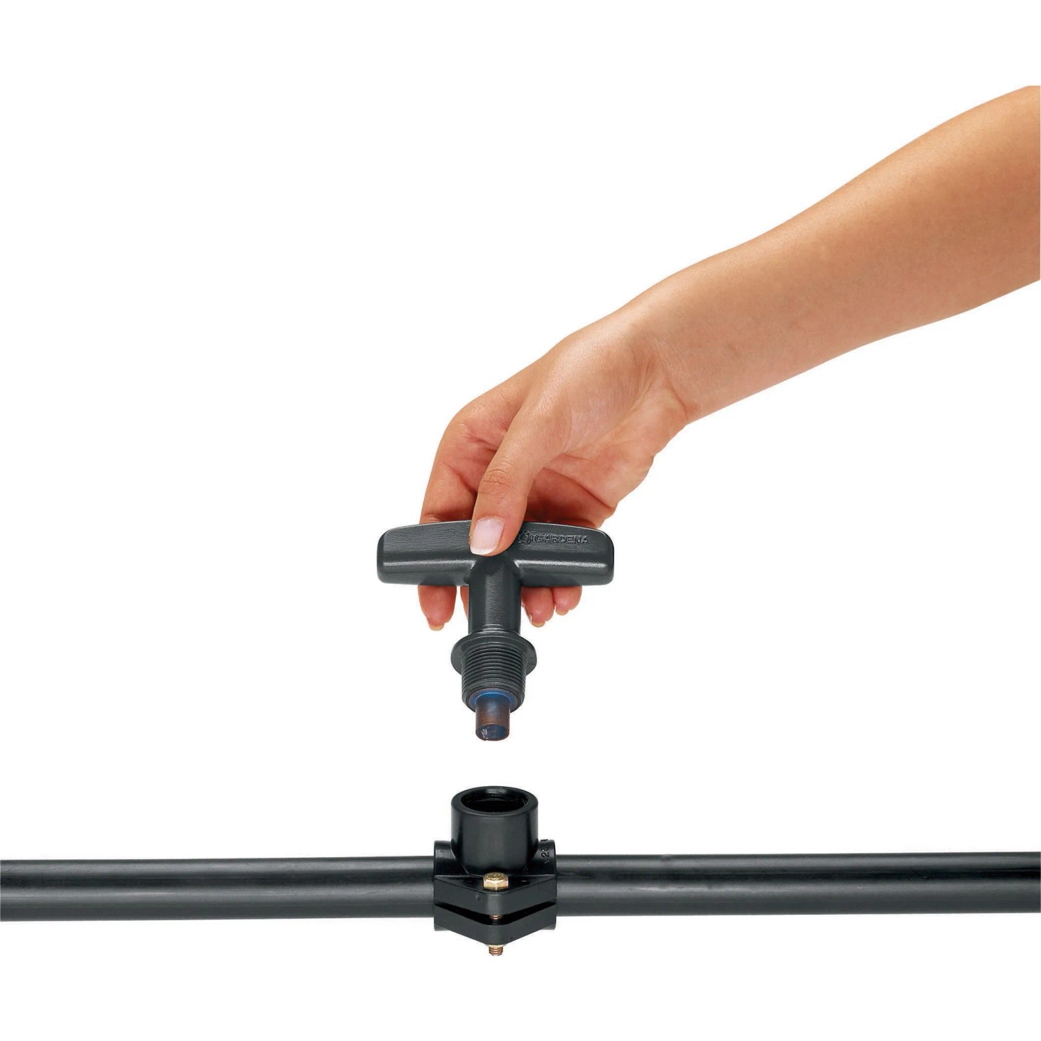 Gardena Schneidwerkzeug für Anbohrschelle im Einsatz, Micro-Drip-System Zubehör.