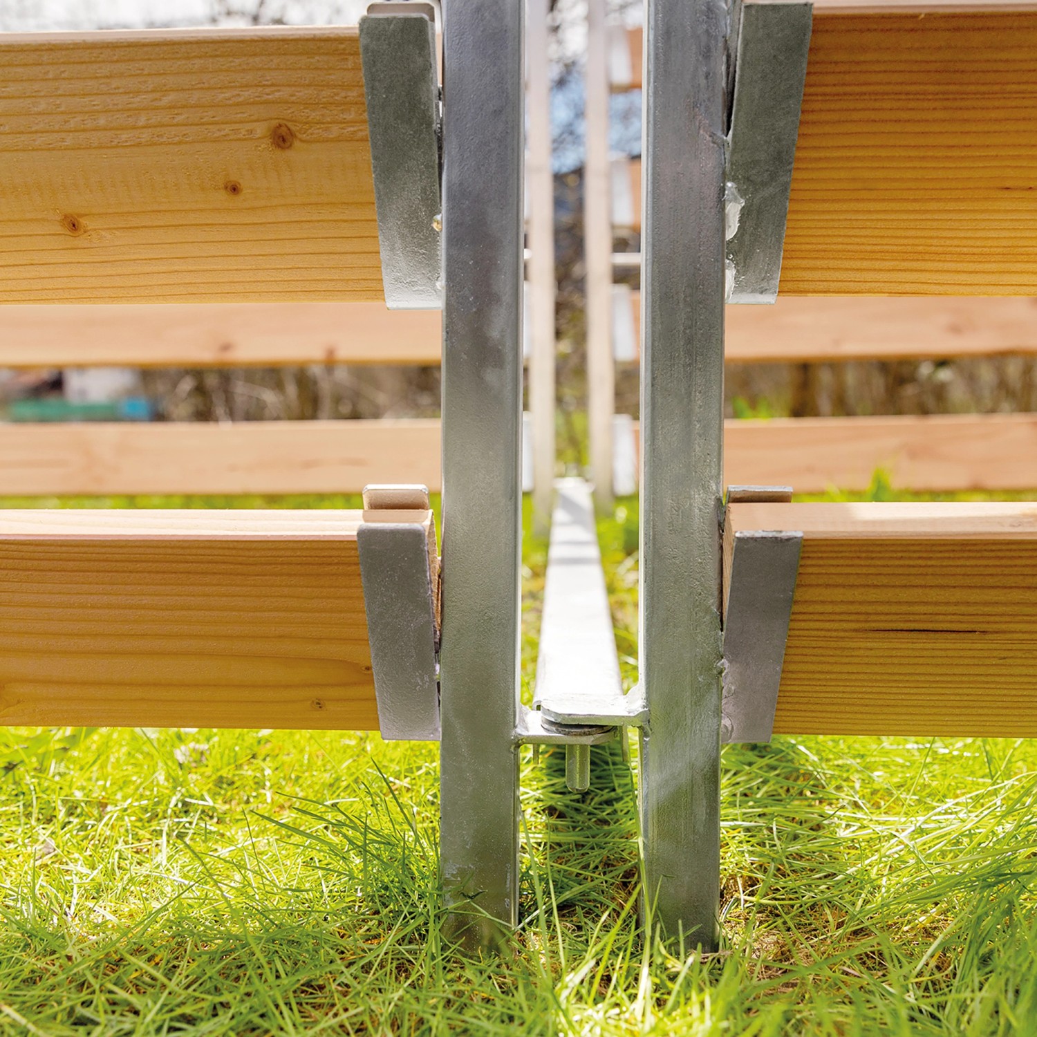 Detailaufnahme Bellissa Komposter Erweiterungsset aus Holz und Metall im Garten.