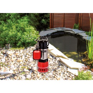 Einhell GC-DP 5010 G Schmutzwasserpumpe vor Gartenteich. Elektro-Pumpe mit Schwimmerschalter und Edelstahlgehäuse.