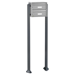 Freistehender Burg Wächter Briefkasten für 2 Parteien aus Edelstahl mit Namensschild.