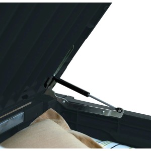 Detailaufnahme: Geöffnete Keter Eastwood Gartenbox 570L mit Gasdruckfeder und Kissen.