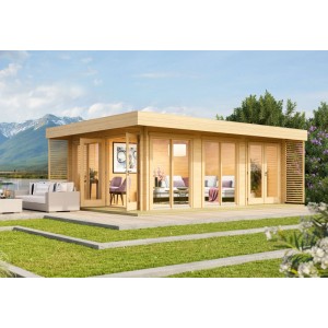 Helle Fjordholz Gartenlounge Modell Lina 44 B mit Fensterfronten und Lamellen-Sichtschutz.