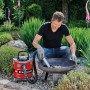 Einhell Aschesauger TC-AV 2032 DW im Einsatz zum Reinigen einer Feuerschale.
