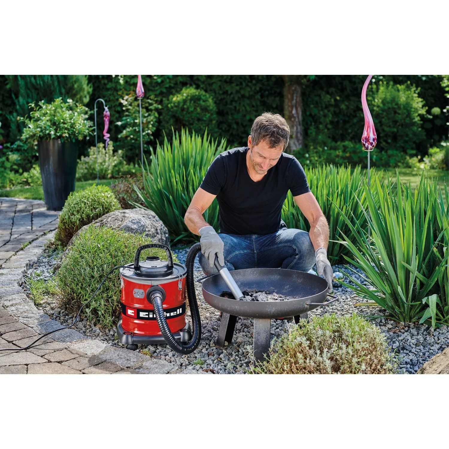 Einhell Aschesauger TC-AV 2032 DW im Einsatz zum Reinigen einer Feuerschale.