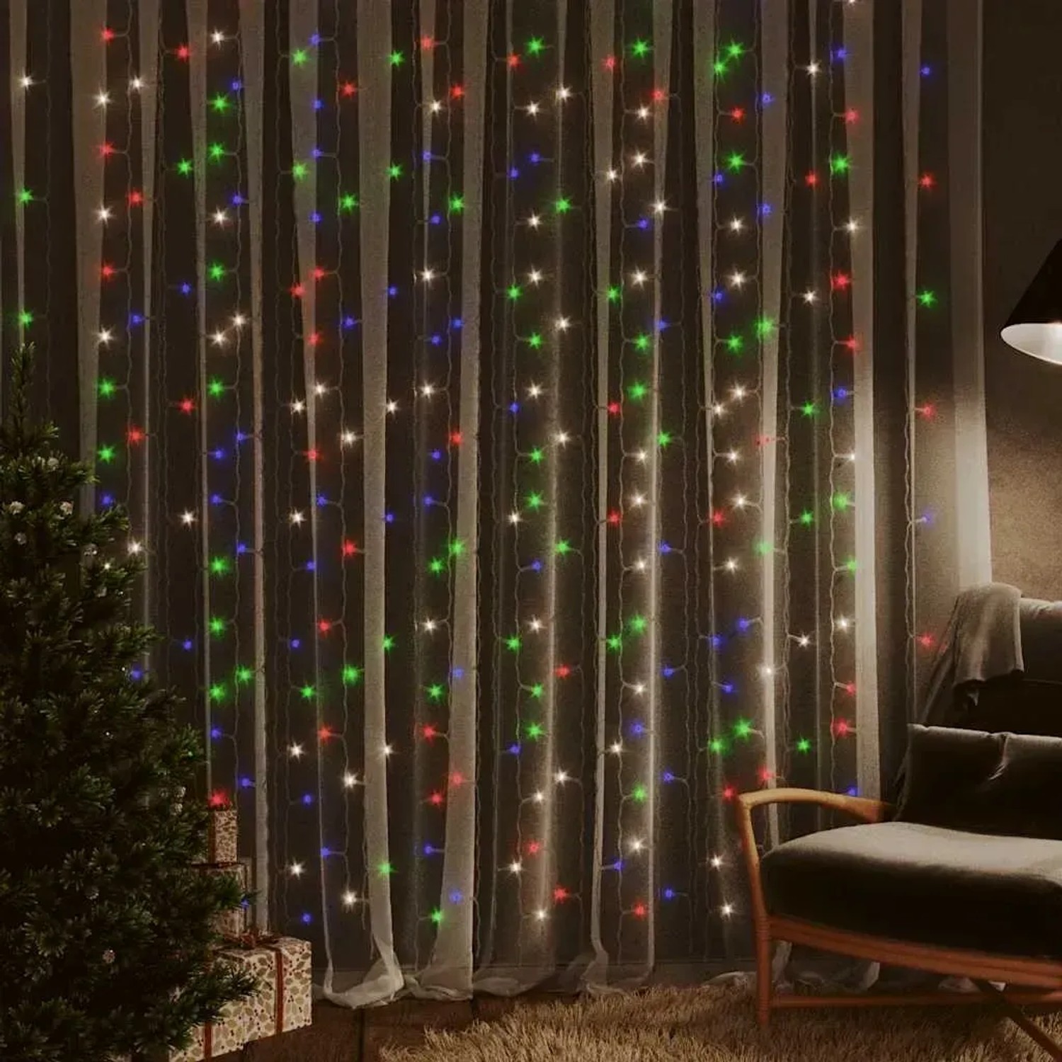 Bunter LED-Lichtervorhang (3x3 m) mit 300 LEDs als Weihnachtsdekoration.