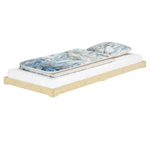 Niederflur Bett aus geölter Fichte mit Rollrost, Matratze und blau gemusterter Bettwäsche.