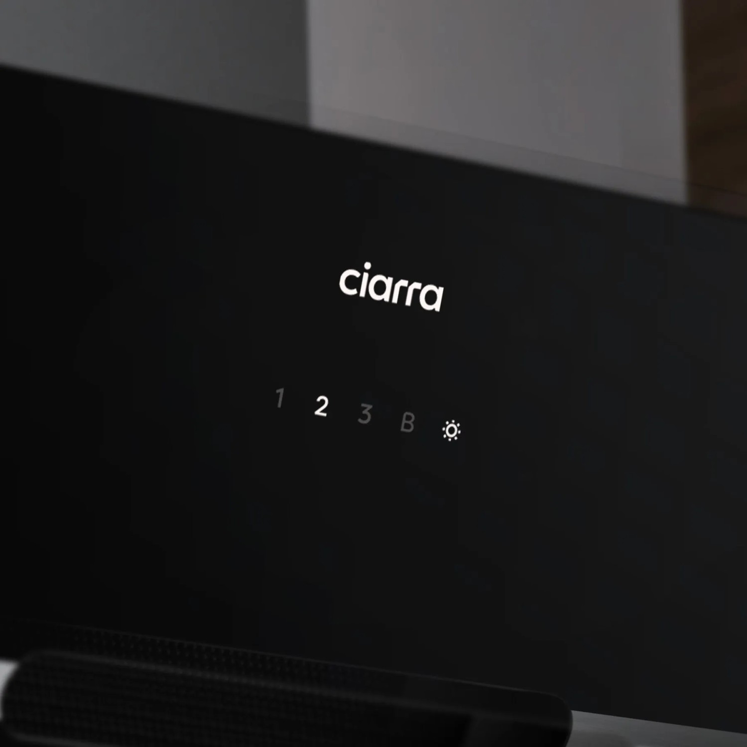 CIARRA Kopffreihaube 60 cm: Schwarzes Touch-Bedienfeld mit Zahlen, Boost-Taste und Lichtsymbol. Moderne Dunstabzugshaube.