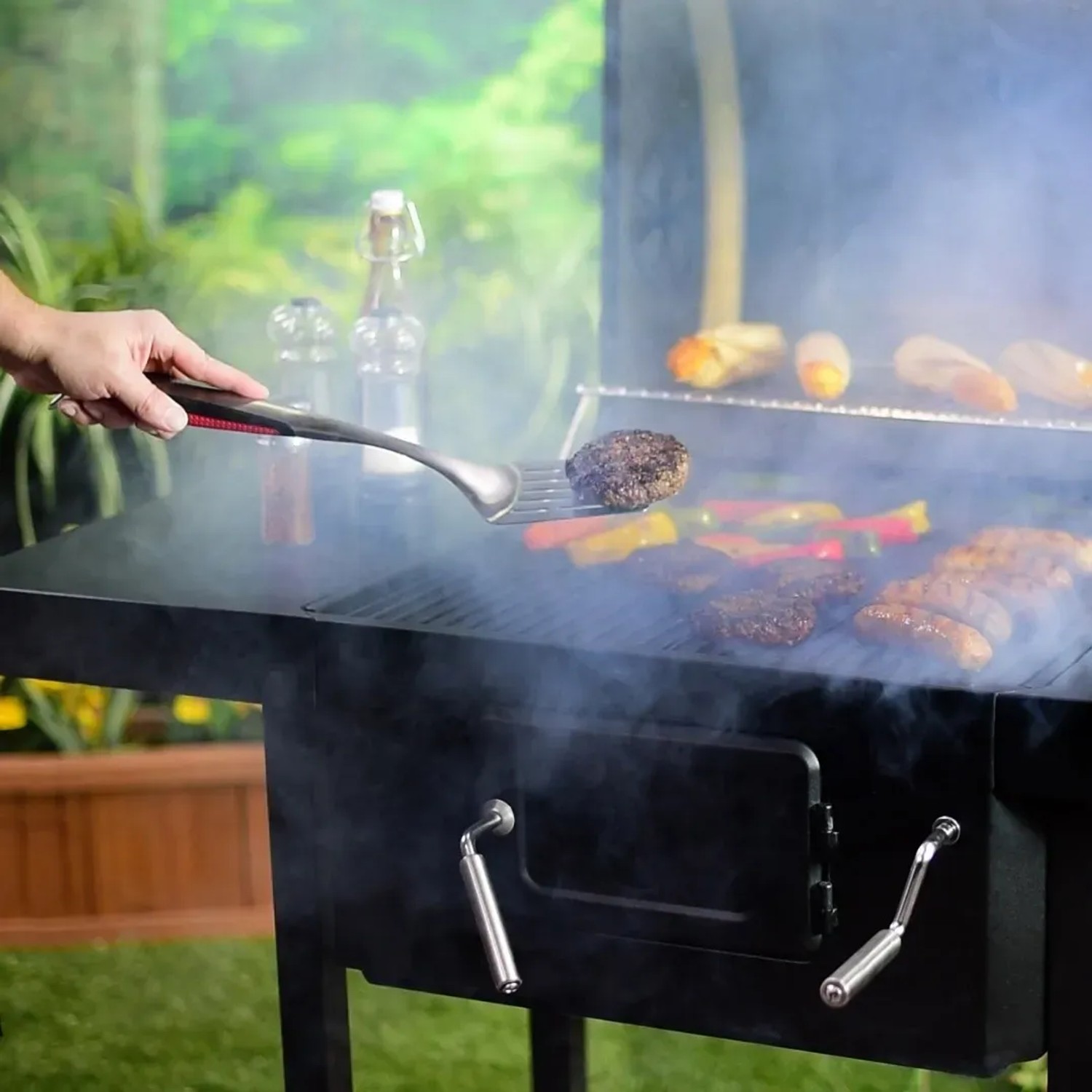 Char-Broil Grillwender Comfort Grip im Einsatz: Burger wenden mit Grillutensil aus Edelstahl.