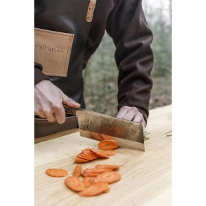 Petromax Hackmesser 17cm beim Karotten schneiden. Grillutensil für Outdoor-Küche.