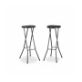 Zwei schwarze klappbare Barhocker aus Polyrattan und Stahl, ideal für Garten und Bar.