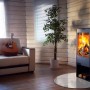 Transparente Halbkreis Glasplatte unter modernem Kaminofen schützt Holzboden. Kamin Bodenschutz Zubehör.