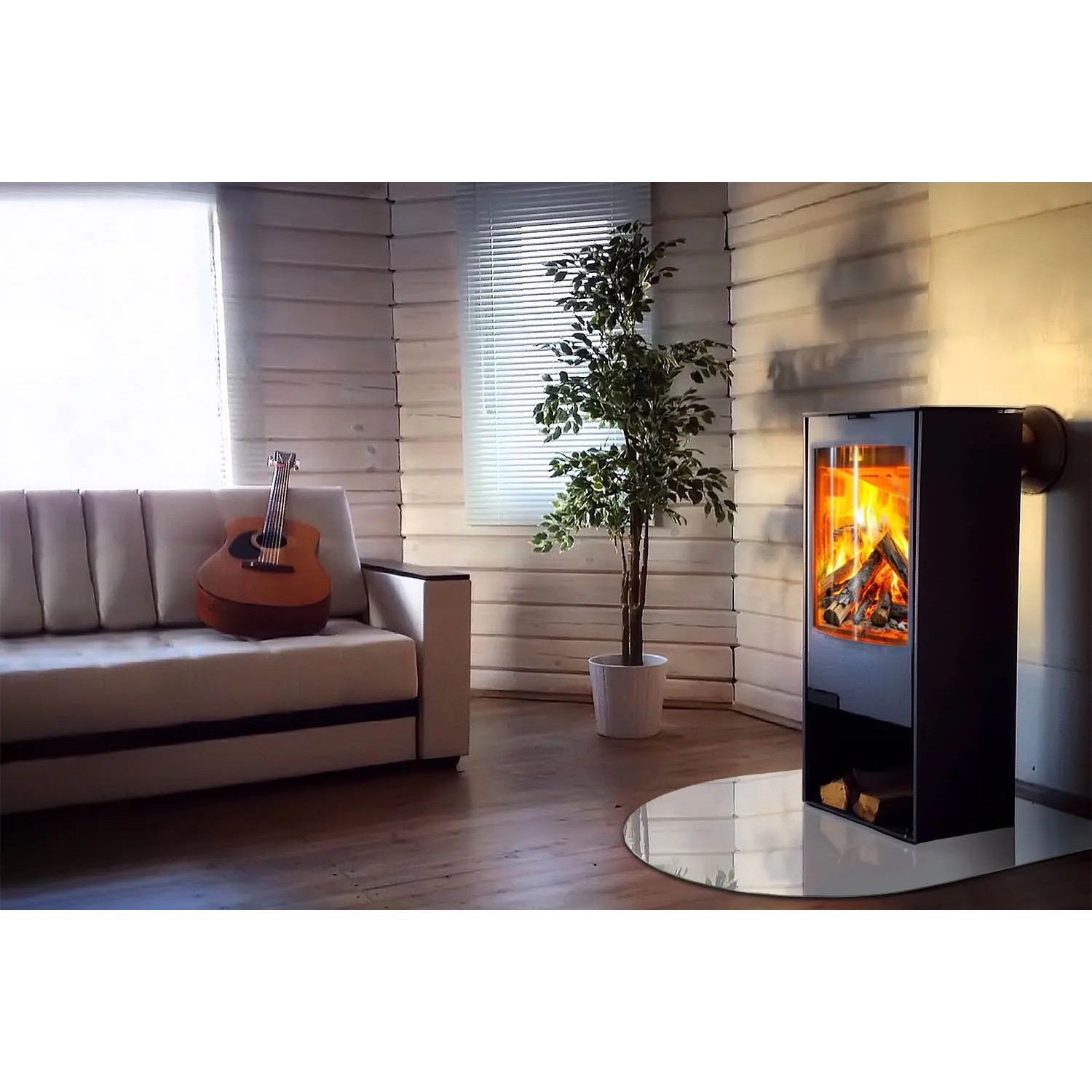 Transparente Halbkreis Glasplatte unter modernem Kaminofen schützt Holzboden. Kamin Bodenschutz Zubehör.