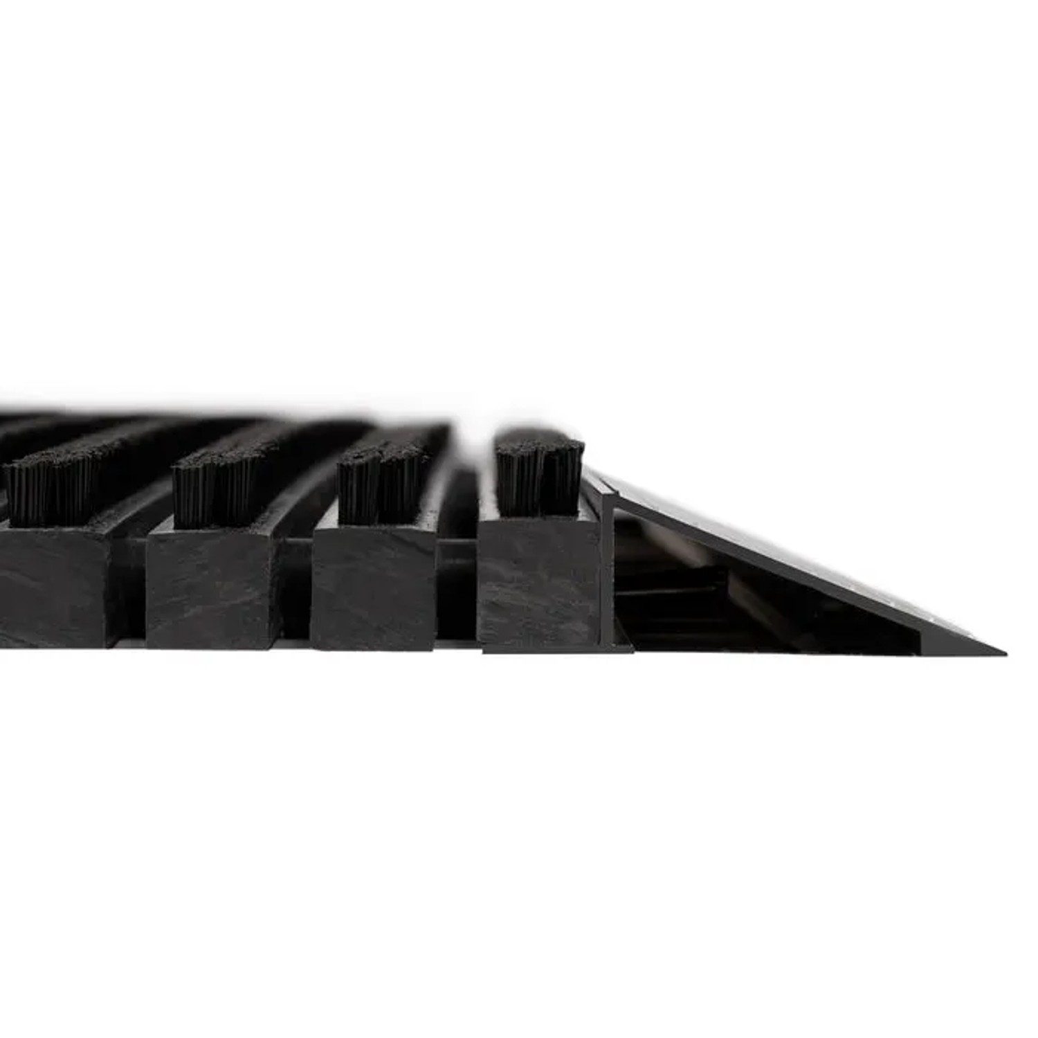 Detailaufnahme: Schwarze Karat Fußmatte Power Brush mit Bürsten und abgeschrägter Kante.