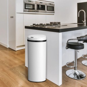 Weißer, runder Juskys Mülleimer mit Sensor, 50L, in moderner Küche.