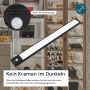 Schwarze LUXULA LED Unterbauleuchte mit Akku in einem Schrank mit Bewegungsmelder.