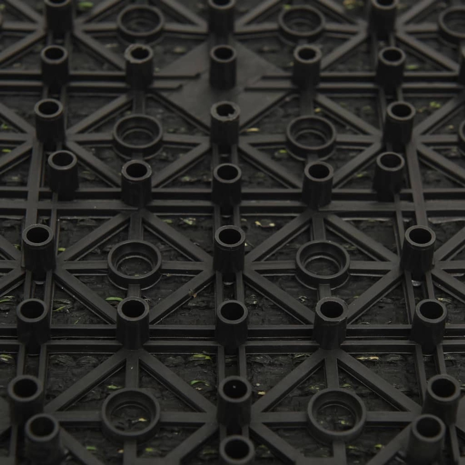 Detailaufnahme der Unterseite von vidaXL Kunstrasenfliesen (22 Stk.) mit Stecksystem.
