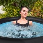 Frau entspannt im Bestway LAY-Z-SPA Eisbad Glacial Zen, einem aufblasbaren, schwarzen Whirlpool.