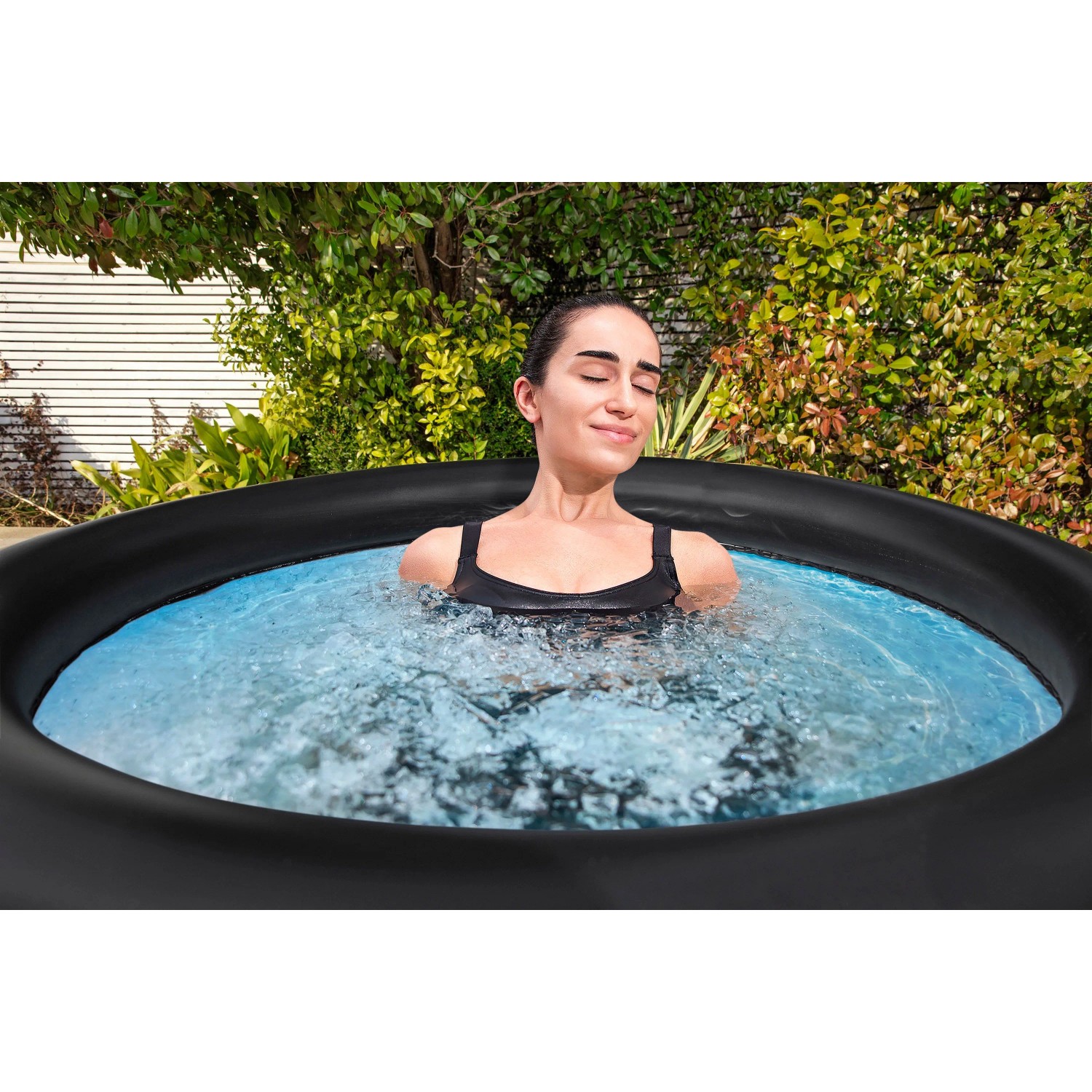 Frau entspannt im Bestway LAY-Z-SPA Eisbad Glacial Zen, einem aufblasbaren, schwarzen Whirlpool.