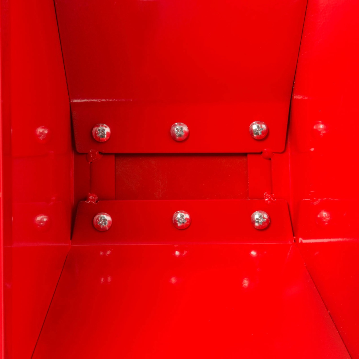 Detailaufnahme des roten Trichters der EBERTH Getreidemühle, befestigt mit Schrauben.