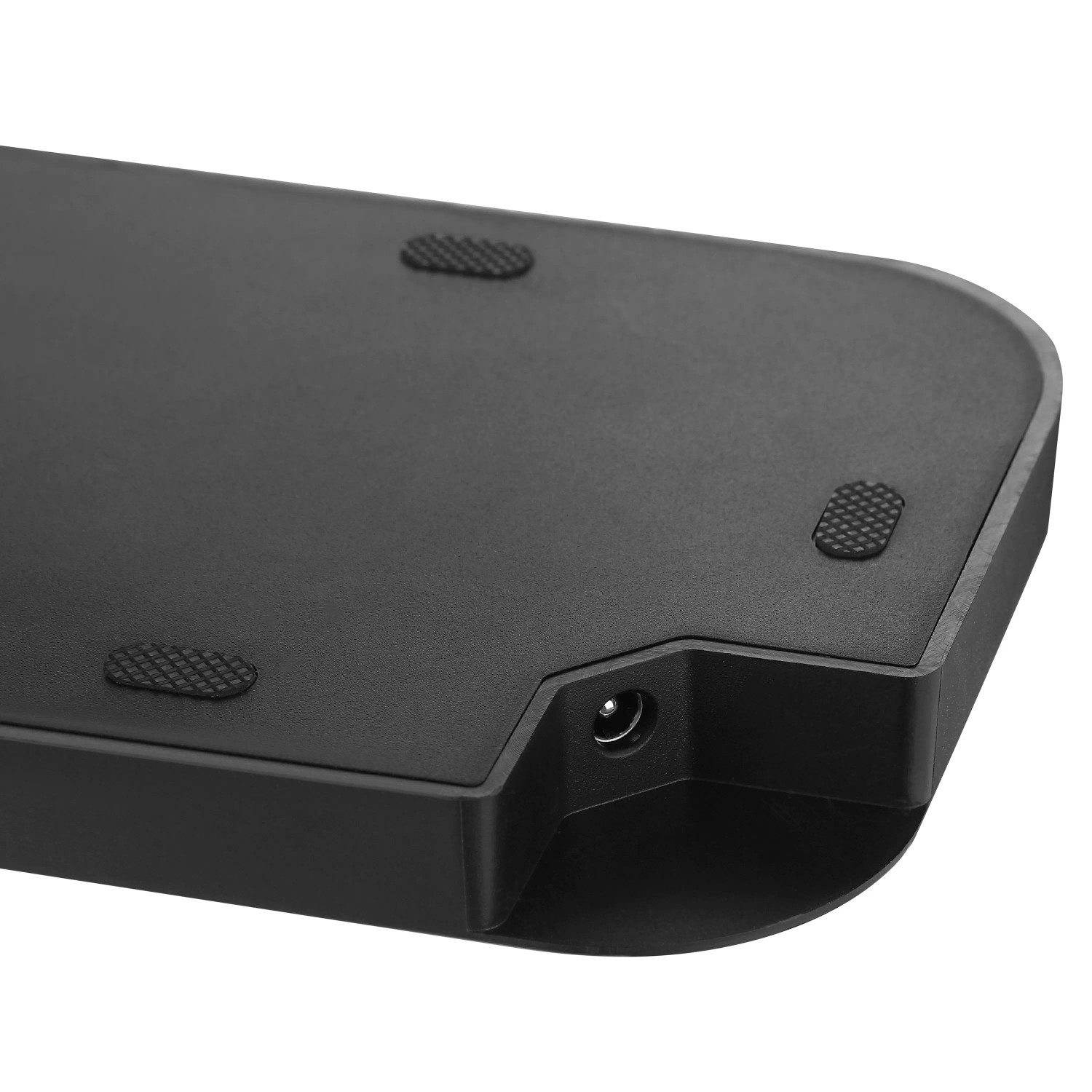 Schwarzes Brilliant Wireless Charger Ladepad, Unterseite mit Stromanschluss und rutschfesten Gummifüßen. Für induktives Laden.