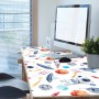Mehrfarbige Tulup Schreibtischunterlage Astronaut 120x60 cm auf Schreibtisch im Büro.