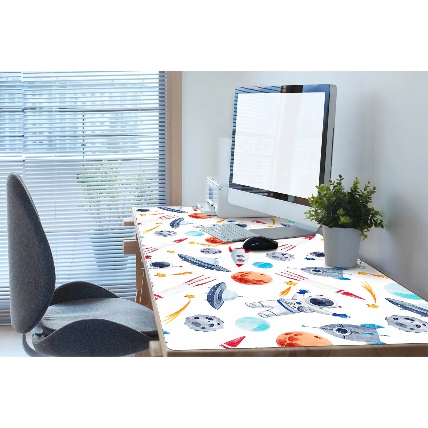 Mehrfarbige Tulup Schreibtischunterlage Astronaut 120x60 cm auf Schreibtisch im Büro.