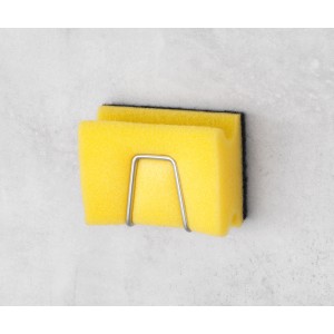 Wenko Universal-Halter Edea aus Edelstahl mit gelbem Spülschwamm an grauer Wand.