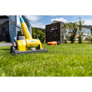 Gloria FineCut Rasen- und Kantenschneider-Aufsatz für MultiBrush im Einsatz auf Rasenfläche.