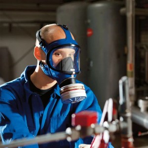 Mann trägt blaue Dräger X-plore 6570 Vollmaske mit Visier und Filter für Atem- und Augenschutz.