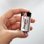 Energizer Max C Baby Batterie in Hand, 4er-Pack Alkali-Batterien.