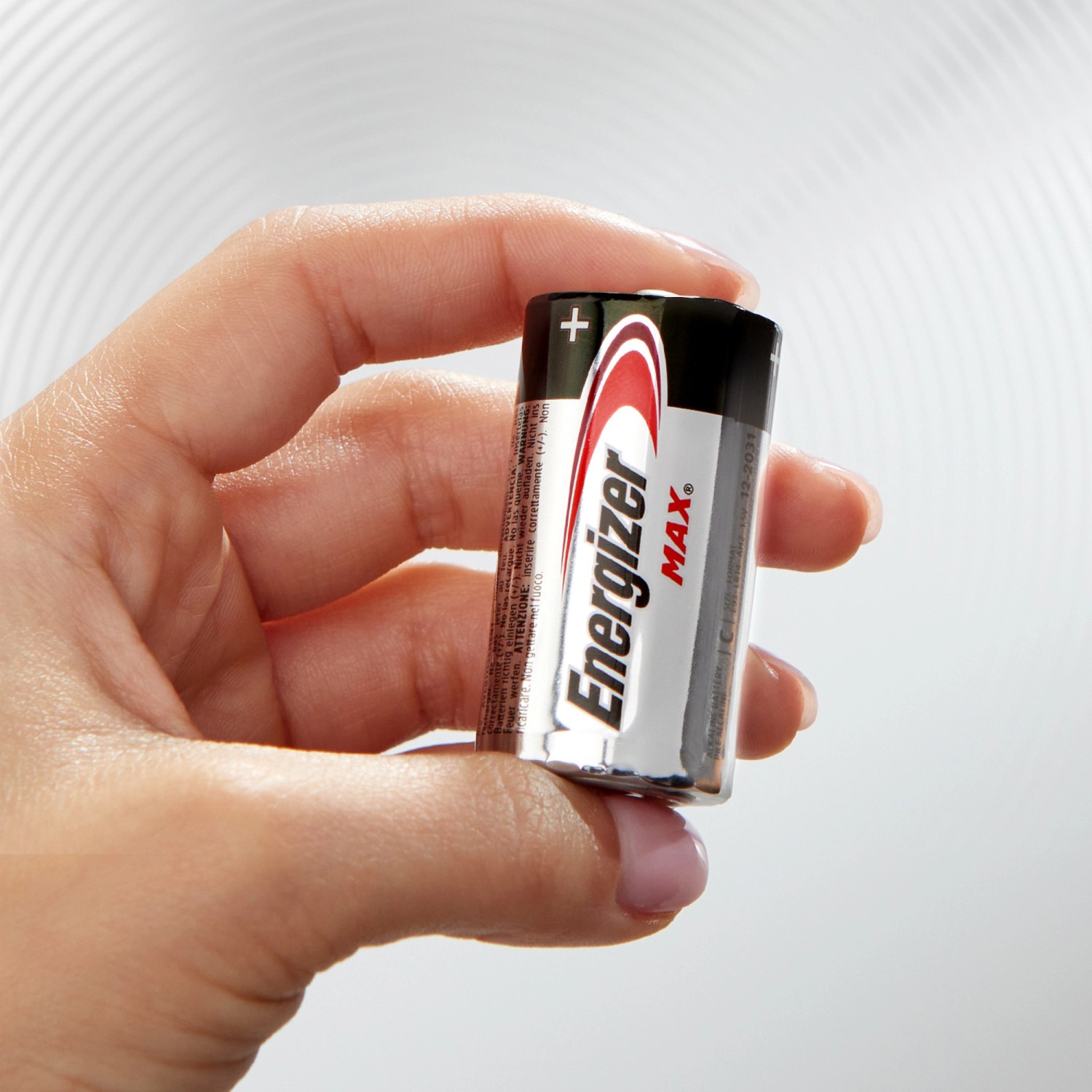 Energizer Max C Baby Batterie in Hand, 4er-Pack Alkali-Batterien.