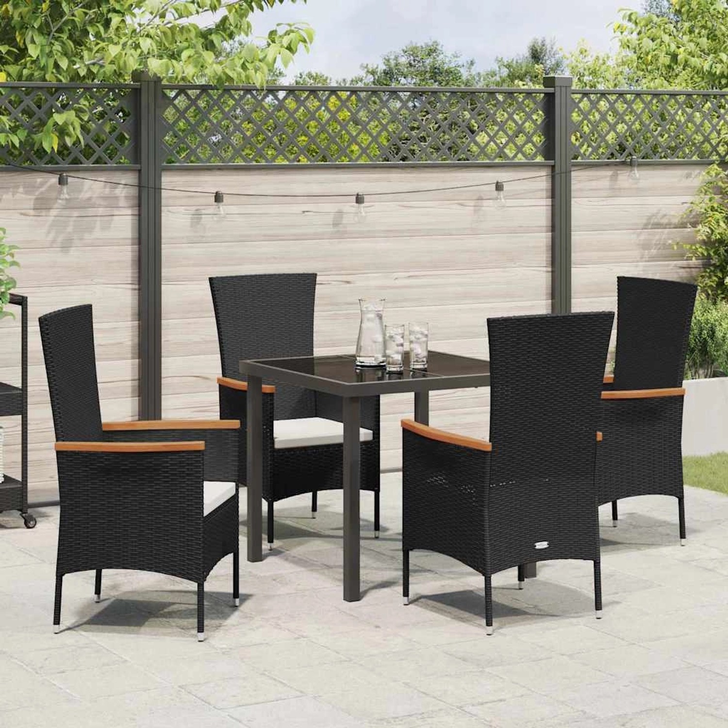 Schwarze 5-tlg. vidaXL Garten Essgruppe aus Polyrattan mit Tisch und Stühlen mit Kissen.