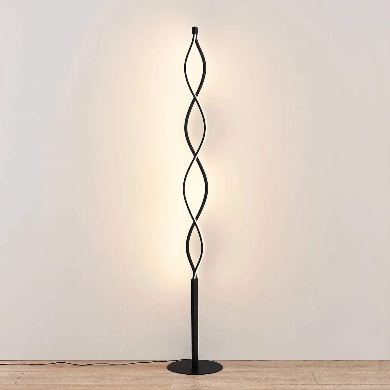 Moderne, dimmbare LED Stehlampe Welina in Schwarz mit geschwungenem Design für Wohnzimmer.