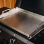 Enders Plancha-Grill Amaro 2 mit glänzender Edelstahl-Plancha und seitlichen Griffen auf schwarzem Gasgrill.