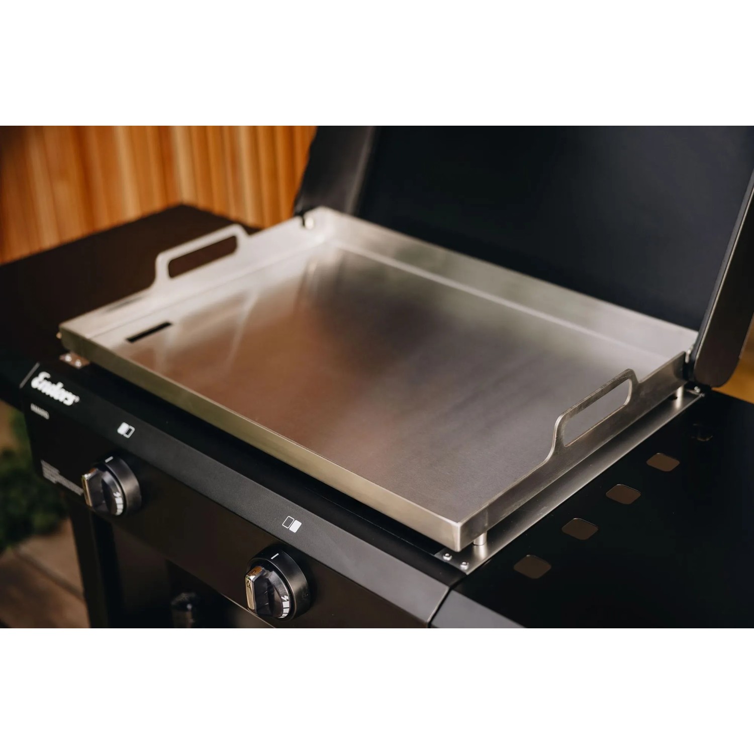 Enders Plancha-Grill Amaro 2 mit glänzender Edelstahl-Plancha und seitlichen Griffen auf schwarzem Gasgrill.