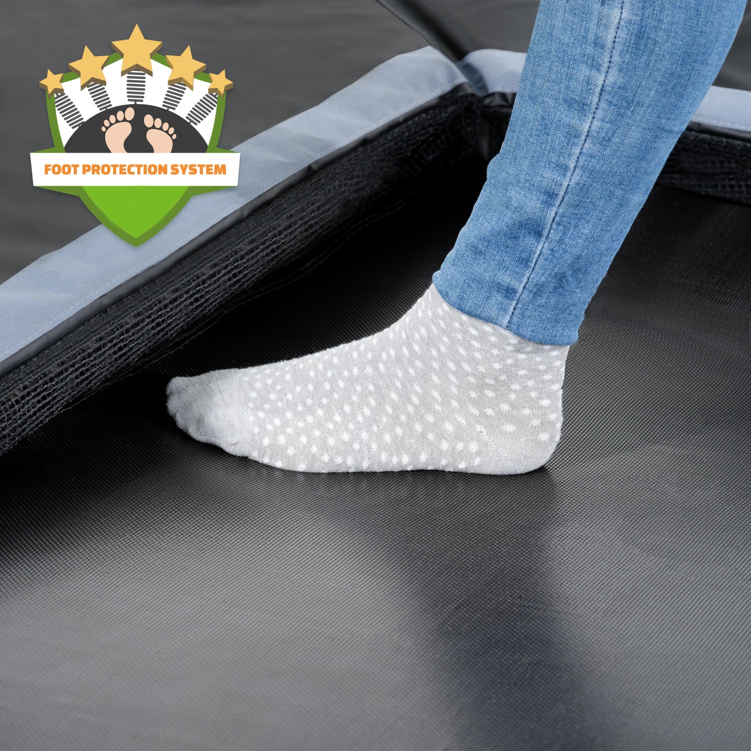 Fuß auf schwarzem Exit Toys Bodentrampolin Dynamic Sports mit Fußschutzsystem.