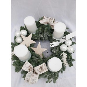 Weißer Adventskranz, 30 cm, mit Kerzen, Kugeln, Sternen und Schleifen – festlicher Adventsschmuck.